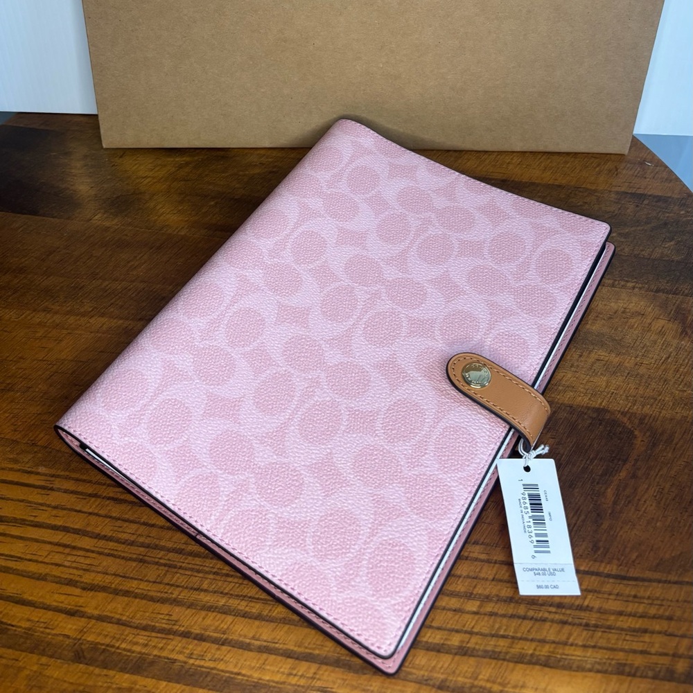 Coach Signature Canvas
Notebook Powder Pink
Notebook (2026)
